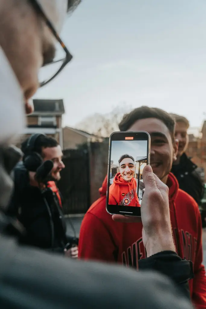 À l'avant-garde de la créativité : les tendances à surveiller dans l'industrie de la production vidéo 4 moonset blog cellphone