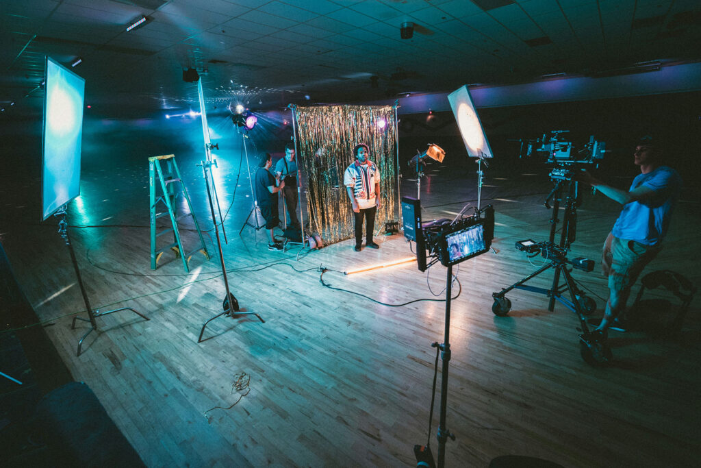 plateau de tournage avec éclairage de couleur et direction artistique